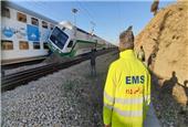 حضور کارشناسان فنی برای بازگشایی مسیر مترو در پی حادثه برخورد دو قطار مترو