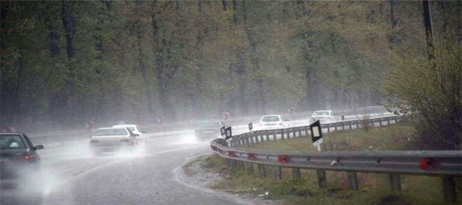 بارش باران در جاده های ۴ استان/ ترافیک نیمه سنگین ۵ محور مواصلاتی